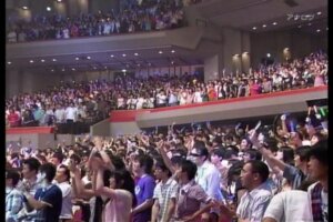 湧き上がる観客 湧き上がる観客