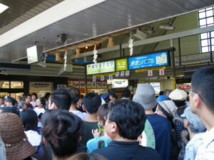 観衆でごった返す改札口前 観衆でごった返す改札口前