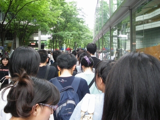 開場を待つ長い列